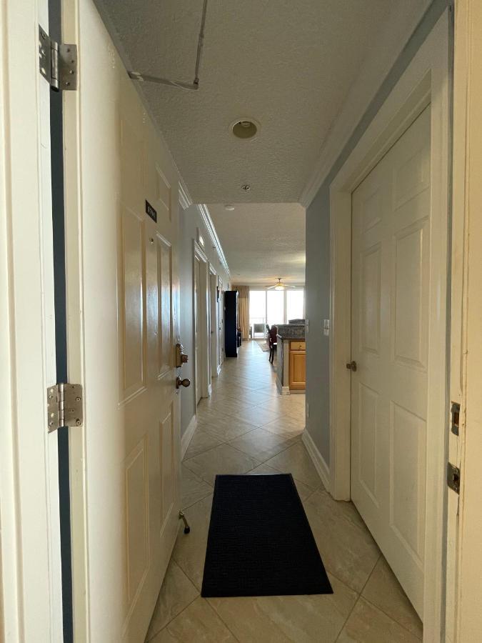 Tropic Winds 1701 Premium Corner Unit With 2 Parkings! Free Chairs Service! Apartment